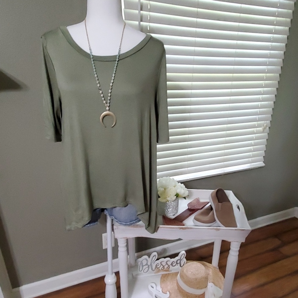 *ONLY 2 LEFT* Janet Slit Back Top